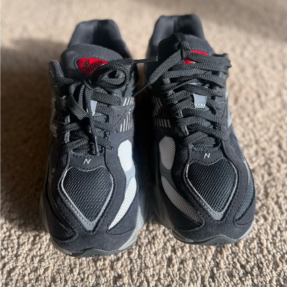 New Balance Black and Gray Sneakers boys size 24 CM